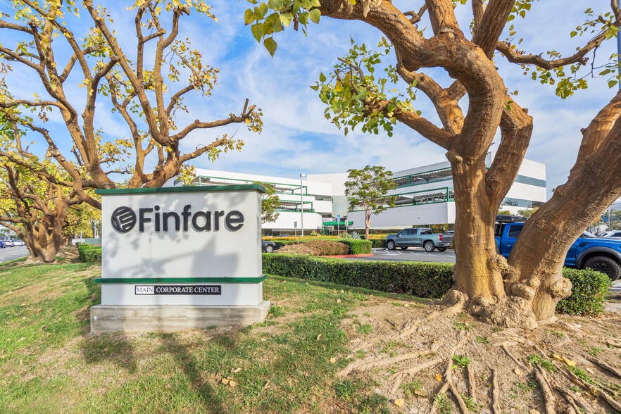 17900 Von Karman Ave, Irvine, CA for lease - Building Photo - Image 3 of 10