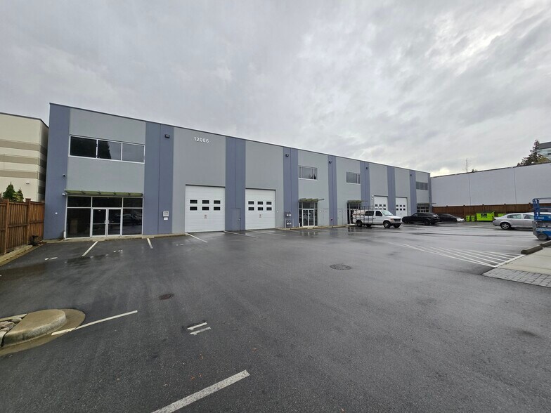 12086 90 Av, Surrey, BC à louer - Photo du bâtiment - Image 3 de 3