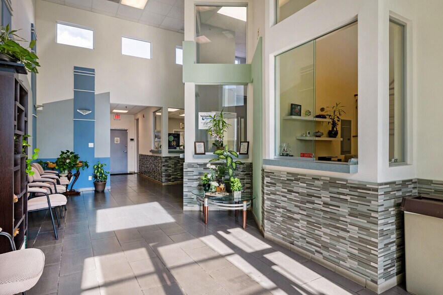 2915 Santa Monica Blvd, Santa Monica, CA à louer - Photo du bâtiment - Image 2 de 10