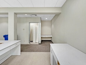 902 9th Ave SW, Calgary, AB à louer Photo intérieure- Image 2 de 4