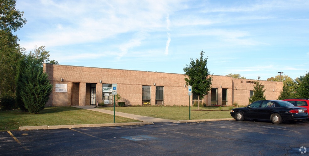 391 Quadrangle Dr, Bolingbrook, IL à vendre - Photo du bâtiment - Image 3 de 34
