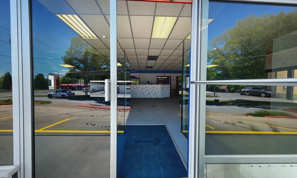 1005 E Grand Ave, Hot Springs, AR à louer - Vidéo sur l’inscription commerciale - Image 2 de 44