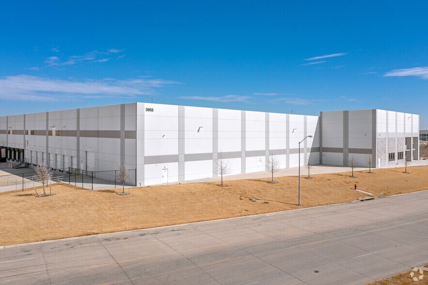 3955 Interstate 30, Grand Prairie, TX for lease - Building Photo - Image 2 of 7