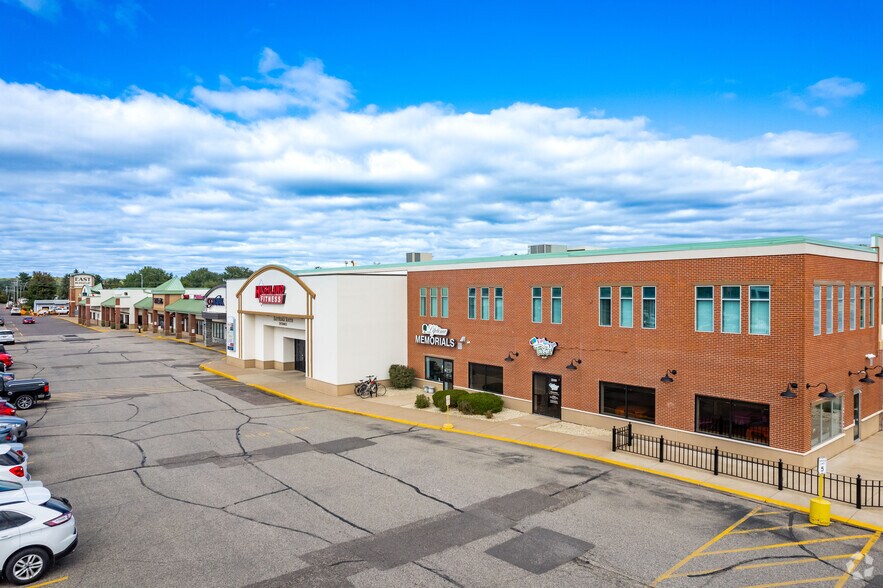 2221 Highland Ave, Eau Claire, WI à louer - Photo du bâtiment - Image 3 de 15