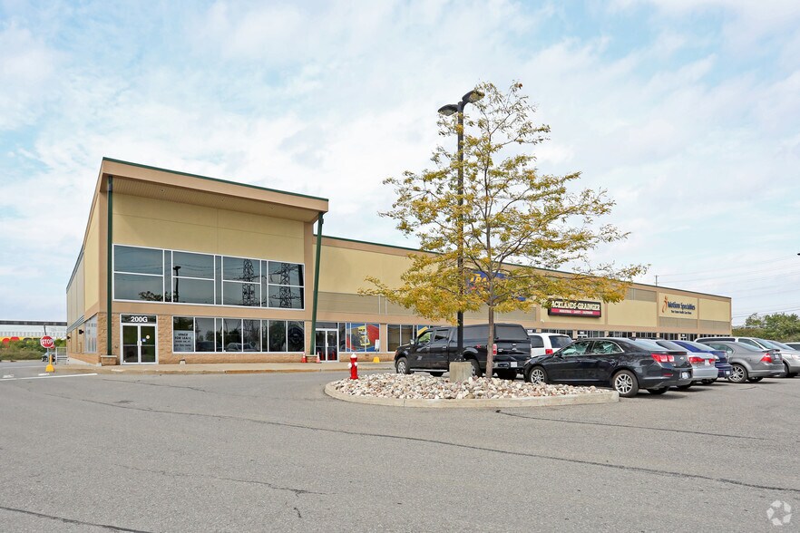 3020 Hawthorne Rd, Ottawa, ON à louer - Photo du bâtiment - Image 2 de 6