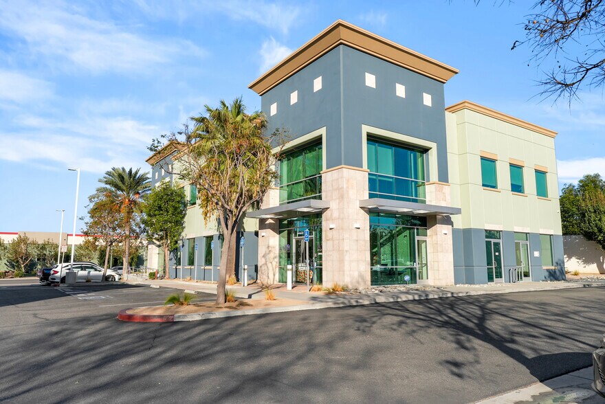 2121 S Haven Ave, Ontario, CA à vendre - Photo du bâtiment - Image 3 de 22