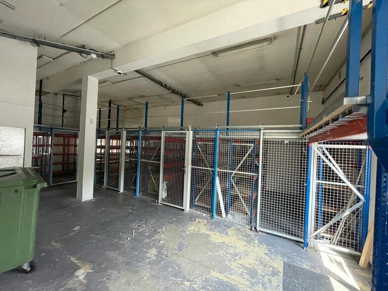 Flex dans Nanterre à louer - Photo du bâtiment - Image 3 de 12