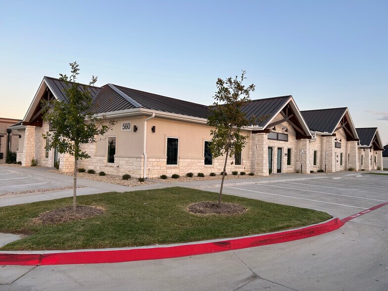 560 W Frontier Pky, Celina, TX à louer - Photo du bâtiment - Image 2 de 6