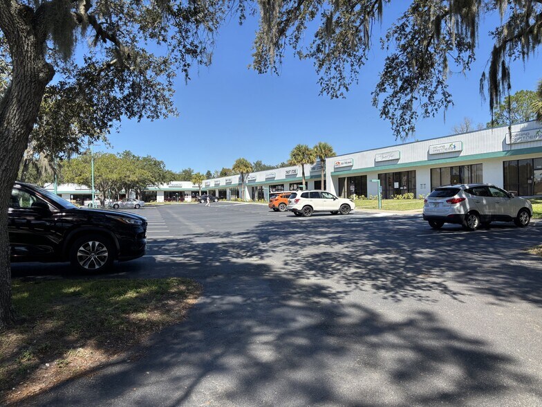 1560-1582 N Meadowcrest Blvd, Crystal River, FL à louer - Photo du bâtiment - Image 3 de 5