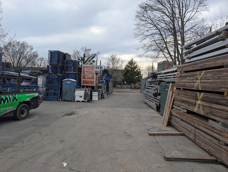 3 Orgill Ave, Bay Shore, NY à louer - Photo du bâtiment - Image 3 de 8