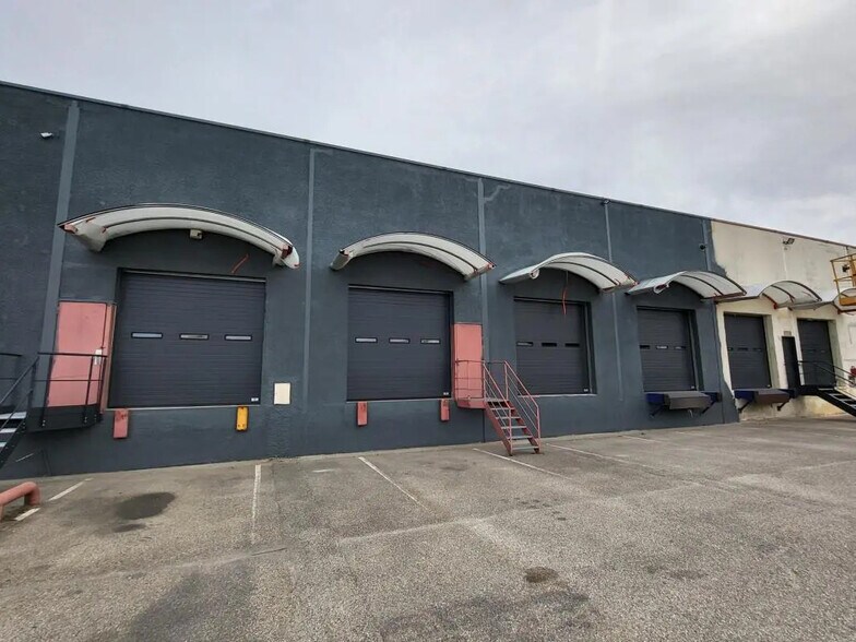 Bureau dans Corbas à louer - Photo du bâtiment - Image 1 de 7