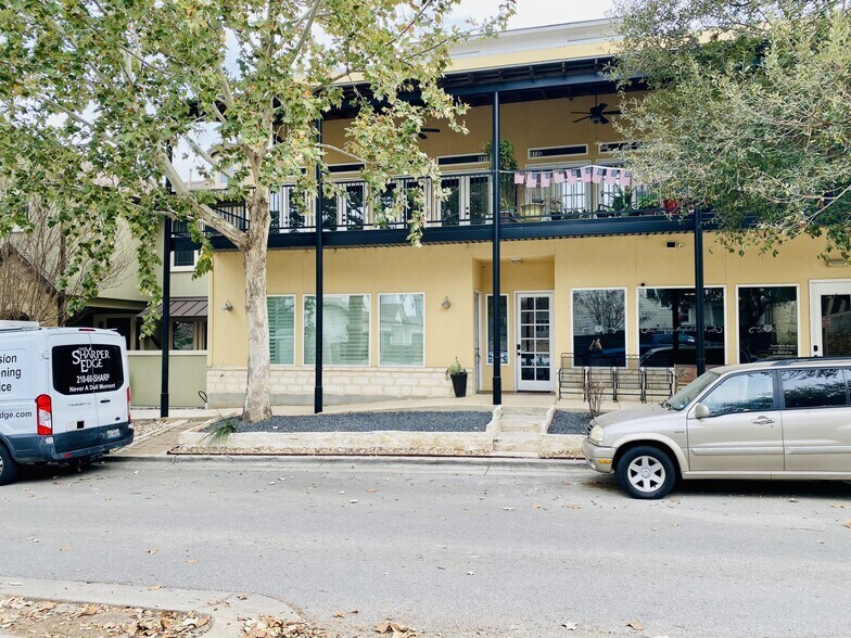 967 Academy, New Braunfels, TX à louer - Photo du bâtiment - Image 3 de 8