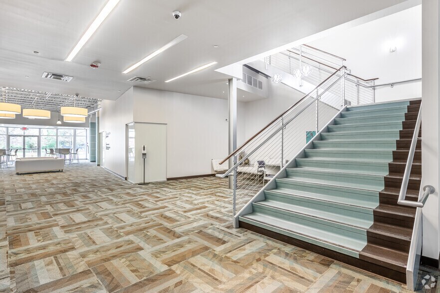 6700 Euclid Ave, Cleveland, OH à louer - Hall d’entrée - Image 3 de 20