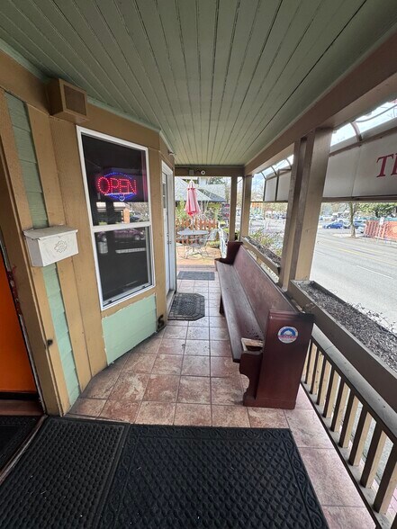 2924 E Burnside St, Portland, OR for lease - Building Photo - Image 2 of 14