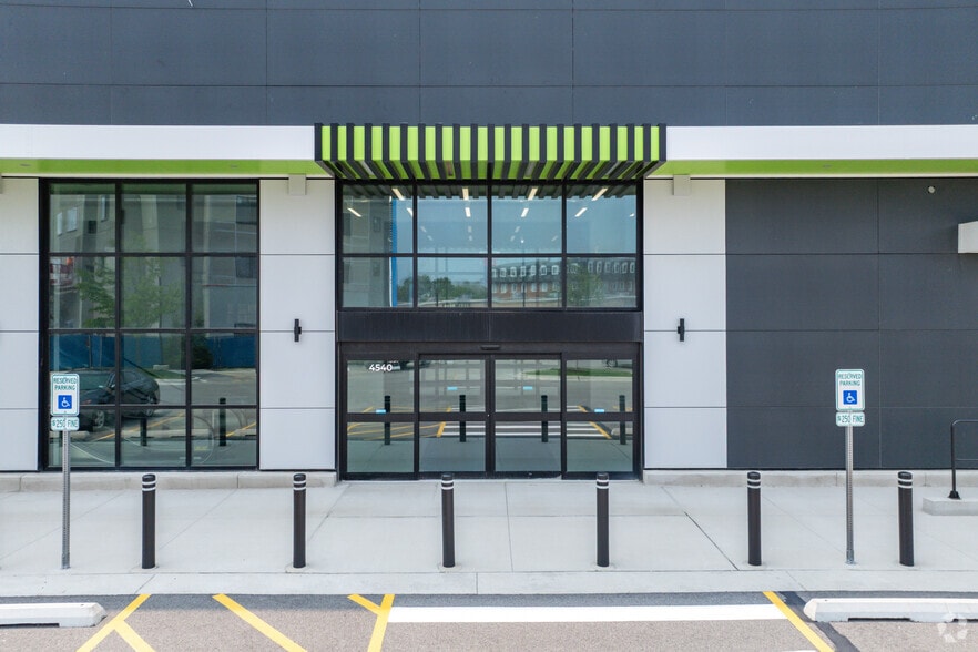 4540 W Touhy Ave, Lincolnwood, IL for lease - Building Photo - Image 3 of 7