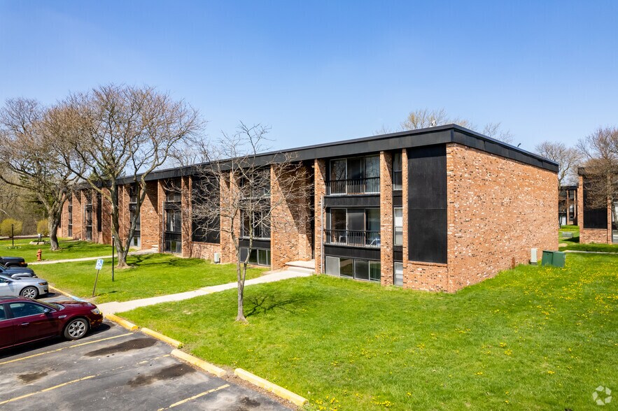 505 Old Oak Ct, Pontiac, MI for sale - Building Photo - Image 2 of 8