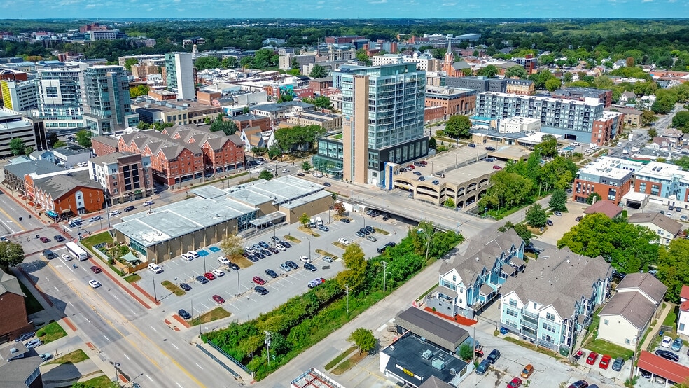 404 E College St, Iowa City, IA à vendre - Photo du bâtiment - Image 1 de 6