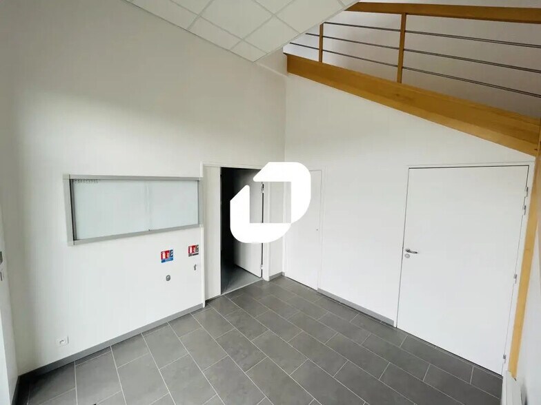 Flex in Lieusaint for lease - Interior Photo - Image 3 of 4
