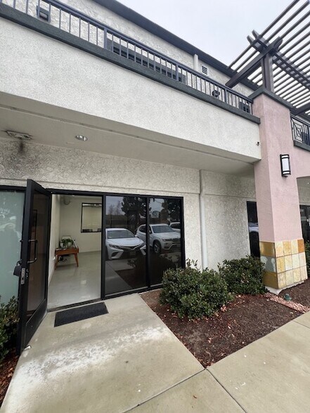 13079 Artesia Blvd, Cerritos, CA à louer - Photo du bâtiment - Image 2 de 26