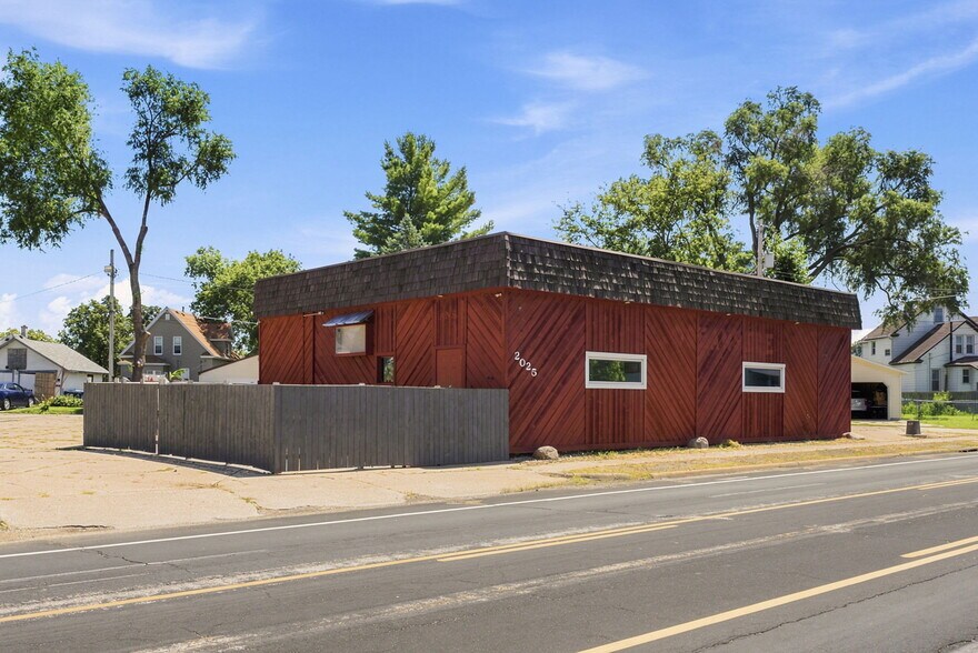 2025 Hickory Grove Rd, Davenport, IA for sale - Building Photo - Image 2 of 17