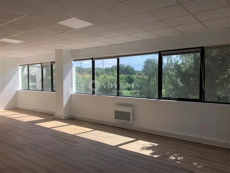 Bureau dans Poissy à louer - Photo intérieure - Image 3 de 4