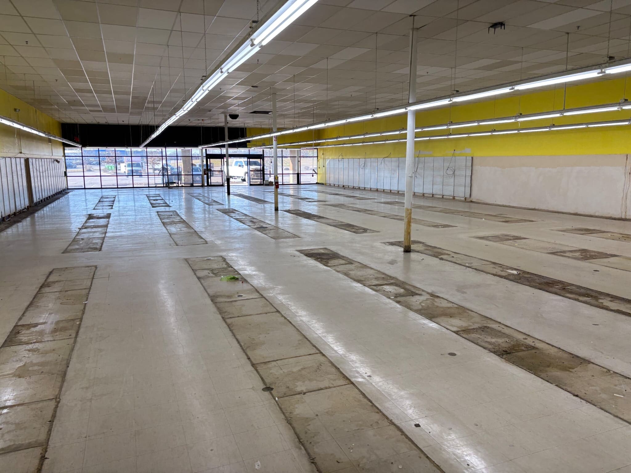 1948-1982 Vandalia St, Collinsville, IL for lease Interior Photo- Image 1 of 1