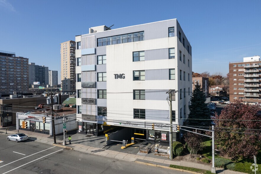 2175 Lemoine Ave, Fort Lee, NJ à louer - Photo du bâtiment - Image 2 de 7