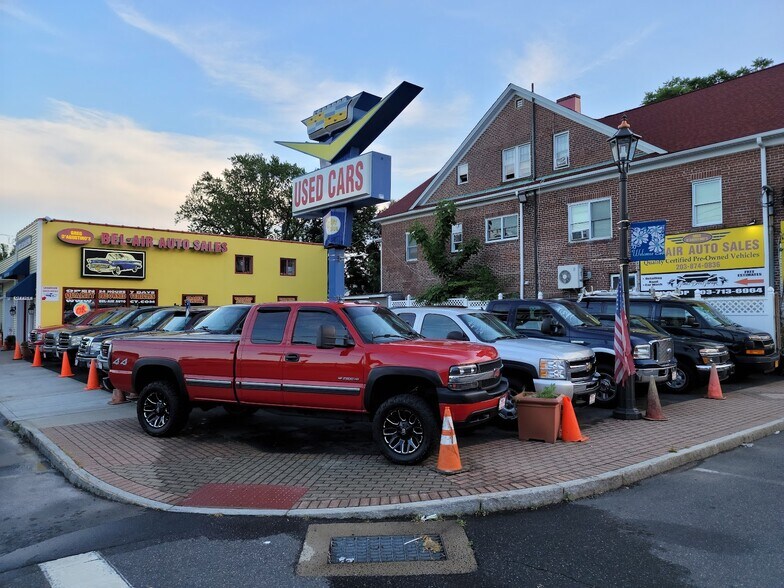 Automotive Used Car Dealership portefeuille de 2 propriétés à vendre sur LoopNet.ca - Photo du bâtiment - Image 2 de 8