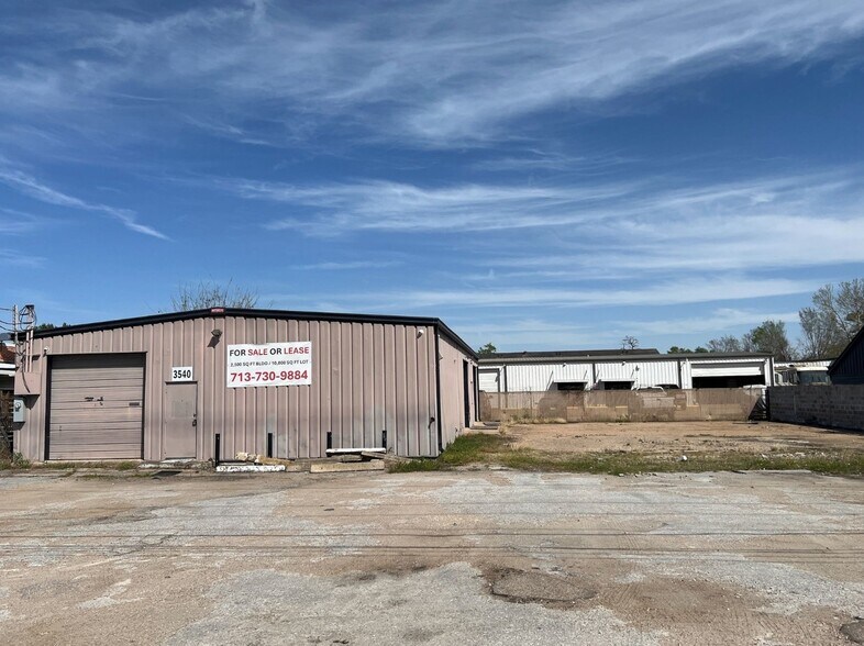 3540 Oak Forest Dr, Houston, TX for sale - Building Photo - Image 2 of 3