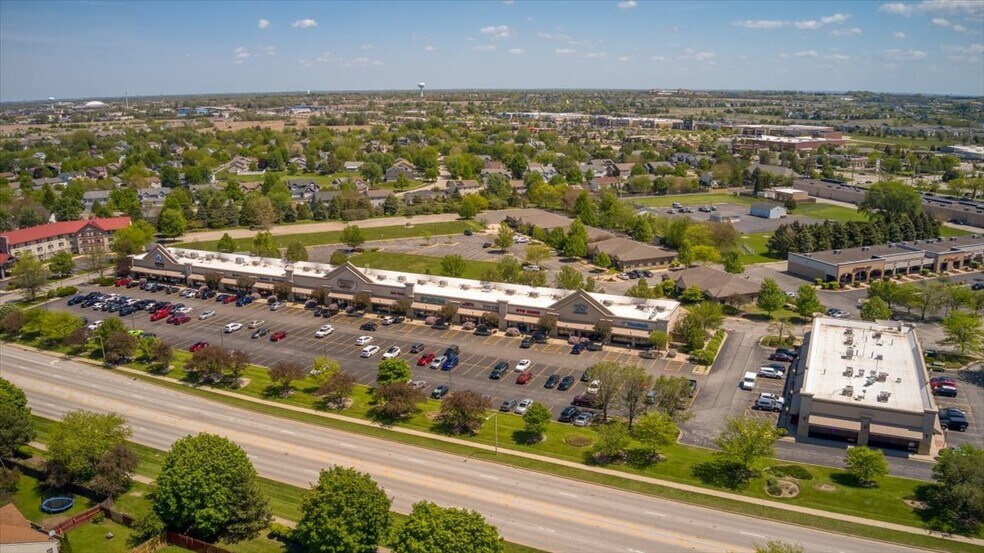 1100-1148 Douglas Rd, Oswego, IL à louer - Photo du bâtiment - Image 3 de 6