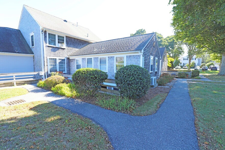 316 Gifford St, Falmouth, MA à louer - Photo du bâtiment - Image 2 de 12