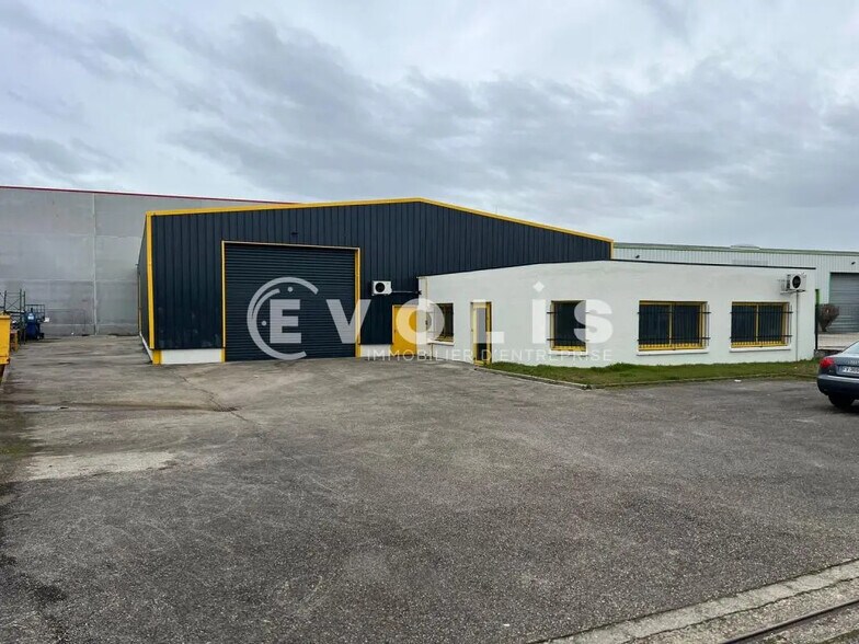 Office in Pusignan for lease - Building Photo - Image 2 of 20