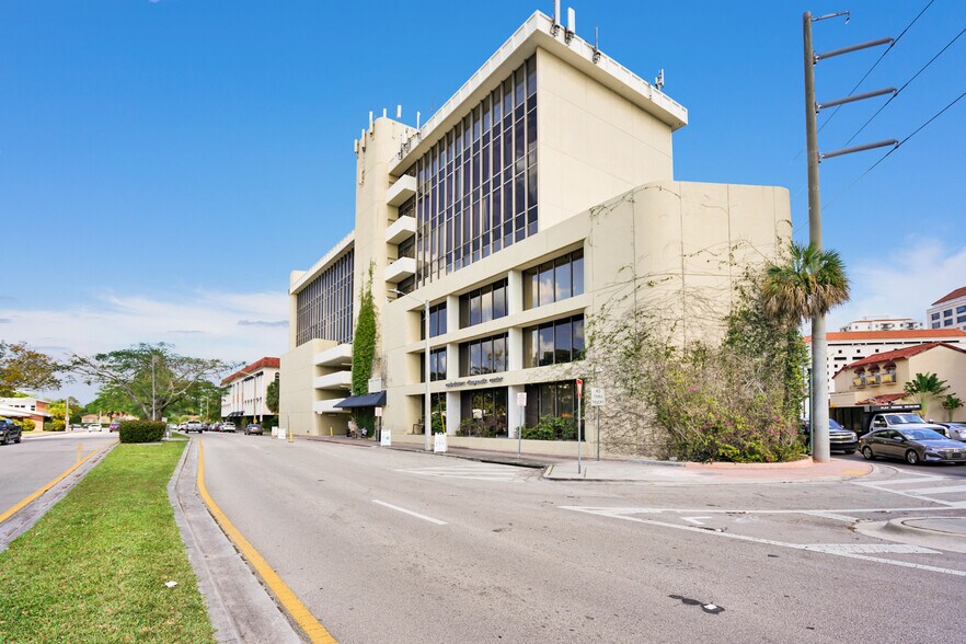 747 Ponce de Leon Blvd, Coral Gables, FL à louer - Photo du bâtiment - Image 3 de 11