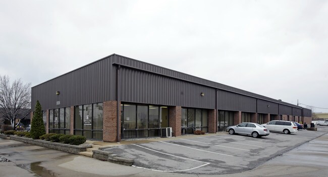 Plus de détails pour 18118 Chesterfield Airport Rd, Chesterfield, MO - Local d'activités à louer