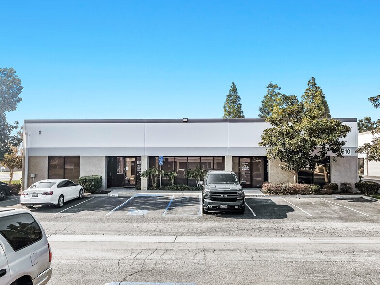 5640 District Blvd, Bakersfield, CA à louer - Photo du bâtiment - Image 2 de 12