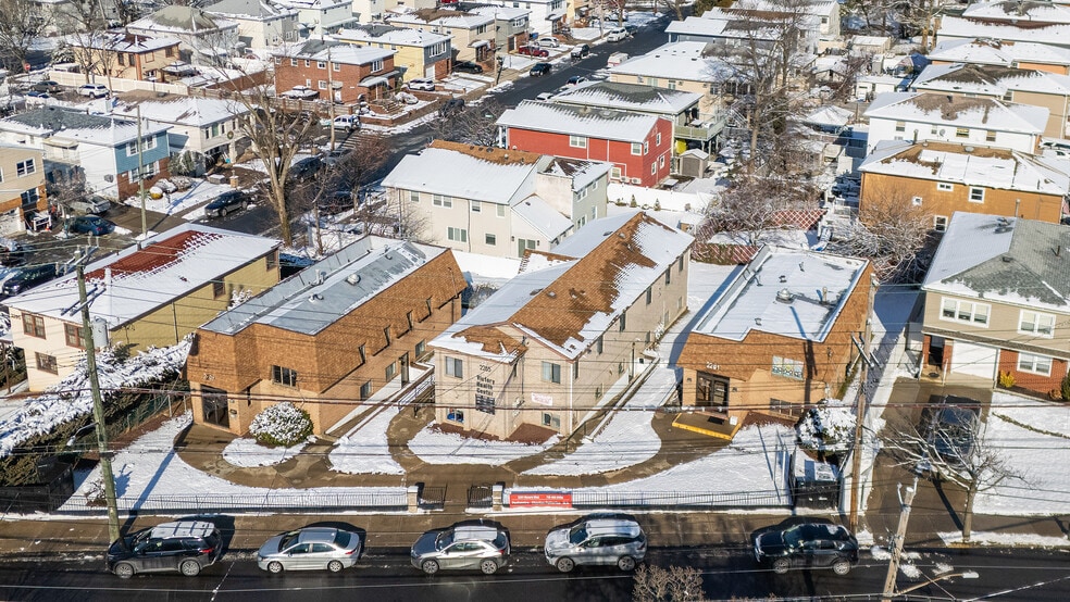 2281-2291 Victory Blvd, portfolio of 3 properties for sale on LoopNet.ca - Primary Photo - Image 1 of 15