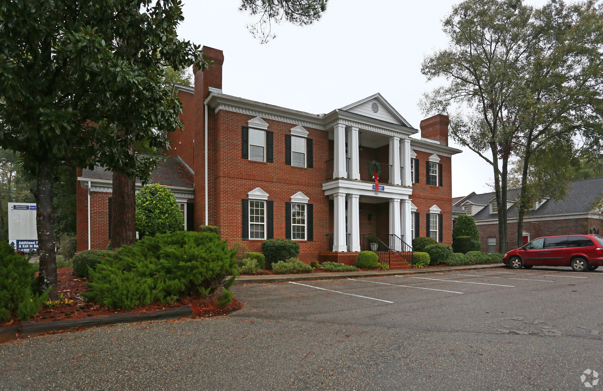 1921 Capital Cir NE, Tallahassee, FL à louer Photo du b timent- Image 1 de 5