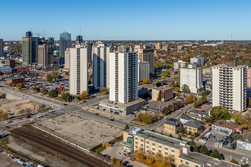 400 York St, London, ON à louer - Aérien - Image 2 de 2