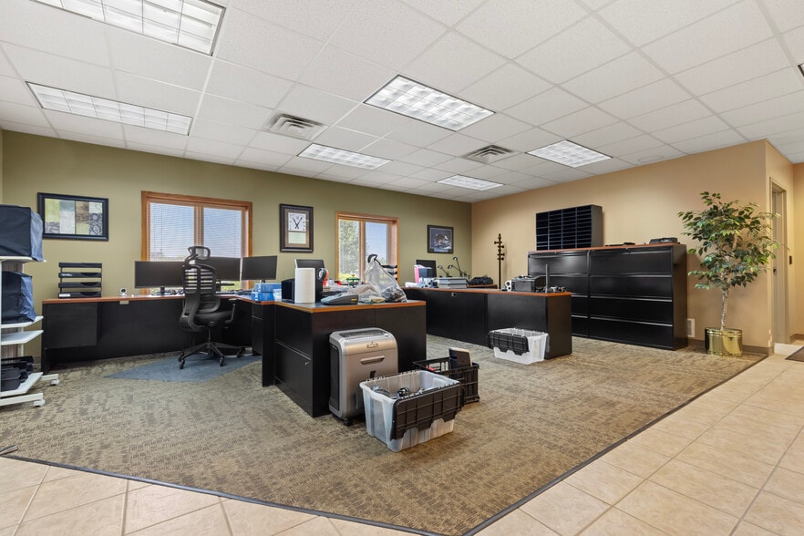 5112 Forest Hills Ct, Loves Park, IL for sale - Building Photo - Image 3 of 38
