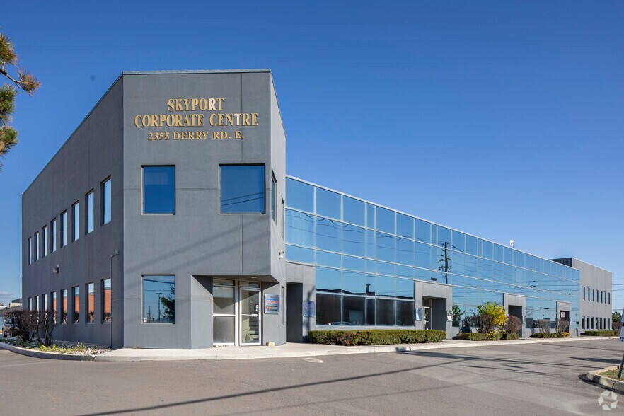 2355 Derry Rd E, Mississauga, ON à vendre - Photo du bâtiment - Image 2 de 5