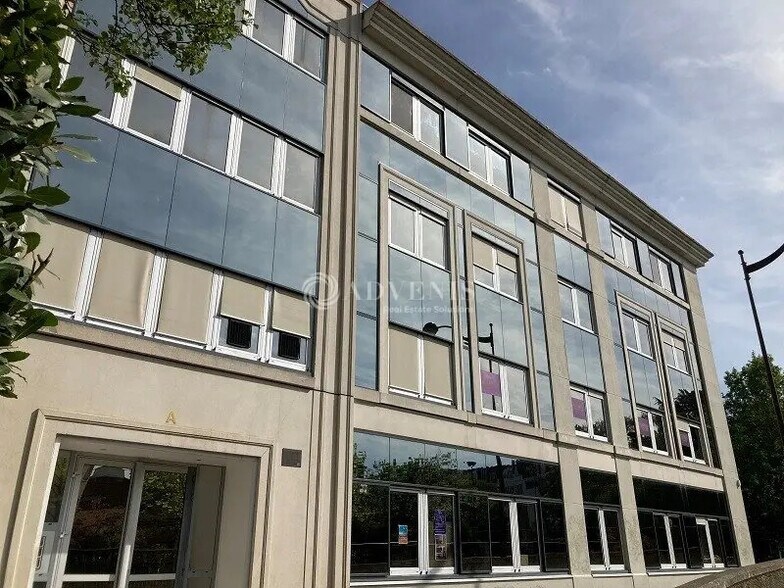 Office in Versailles for lease - Building Photo - Image 1 of 9