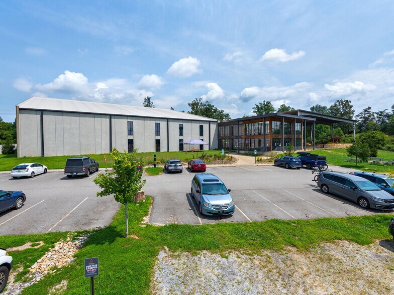 701 Old Fanning Bridge Rd, Fletcher, NC à vendre - Photo du bâtiment - Image 2 de 26