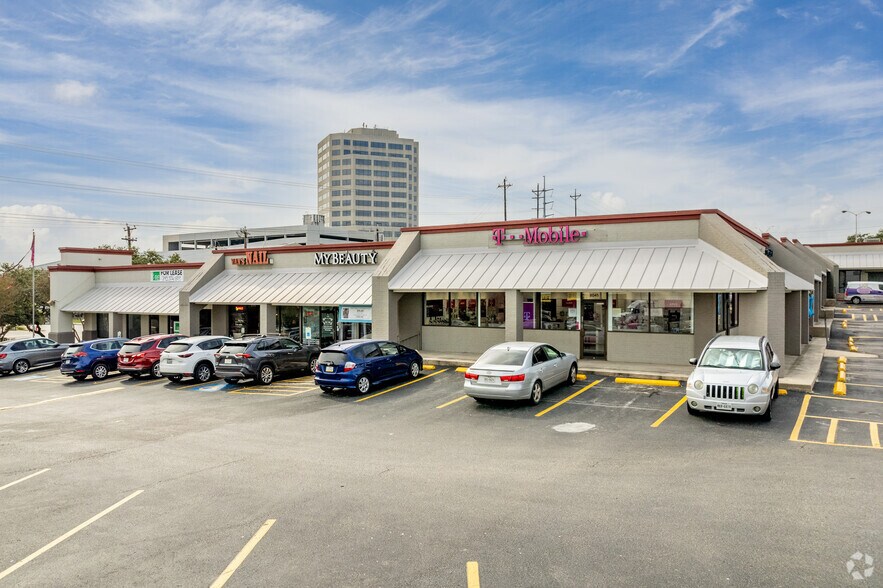 8021-8069 Callaghan Rd, San Antonio, TX à vendre - Photo principale - Image 1 de 2