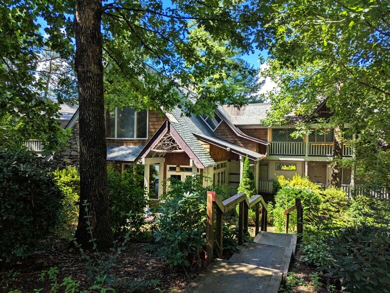 447 Lily Pad Ln, Flat Rock, NC à louer - Photo du bâtiment - Image 2 de 38