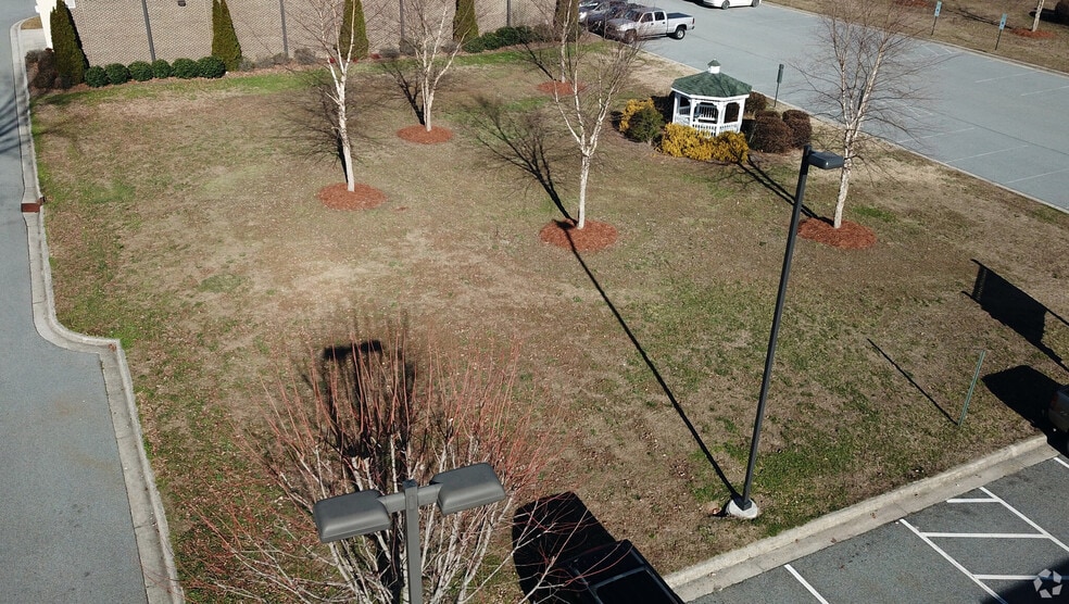 1308 Eastchester Dr, High Point, NC à vendre - Photo du bâtiment - Image 2 de 6