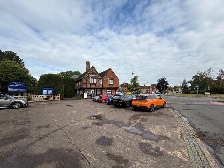 10-12 The Broadway, Beaconsfield à louer - Photo du bâtiment - Image 2 de 8