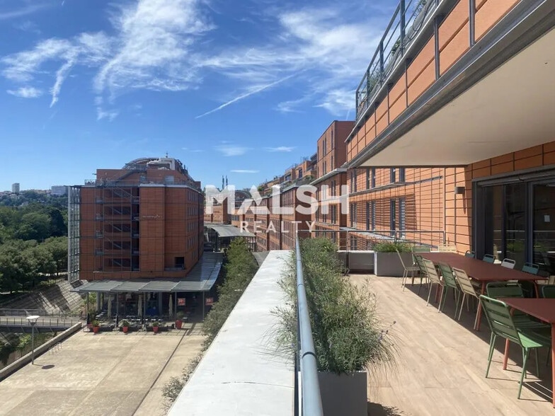 Office in Lyon for lease - Building Photo - Image 3 of 7