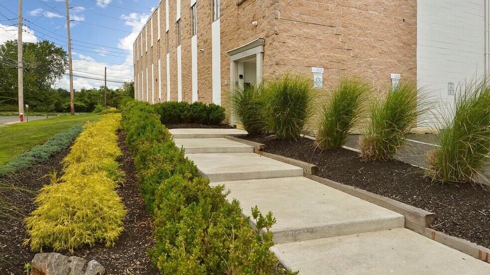 372 Starke Rd, Carlstadt, NJ for lease - Building Photo - Image 2 of 4