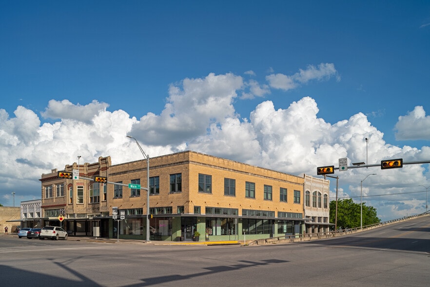 114 N Main St, Taylor, TX for lease - Primary Photo - Image 1 of 22