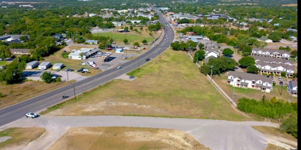 1104 E Polk St, Burnet, TX à vendre - Photo du bâtiment - Image 1 de 3